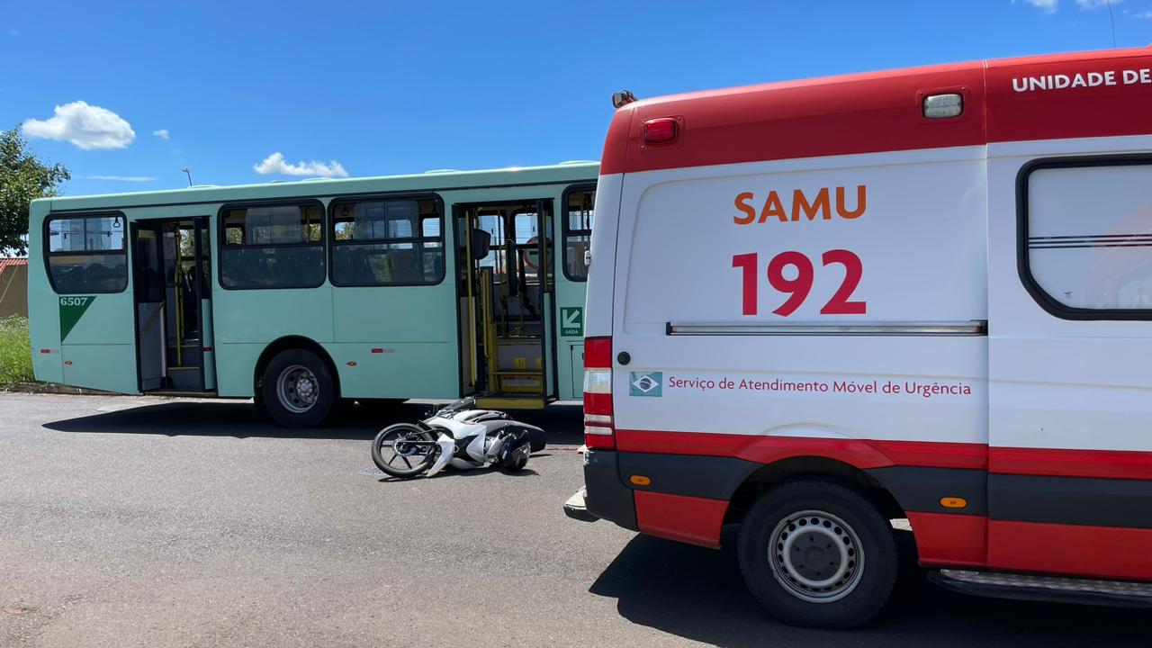 Foto 2 de 4 — Acidente entre moto e ônibus deixa motociclista ferida no bairro do Serra Azul em Araraquara